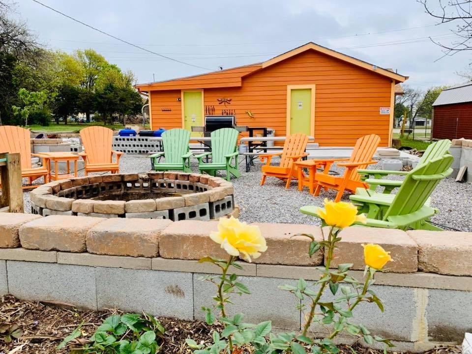 Ez 1 Mile To Fort Sill! Pumpkin Cottage Sleeps 9, Grills, Firepit, Laundry 劳顿 外观 照片